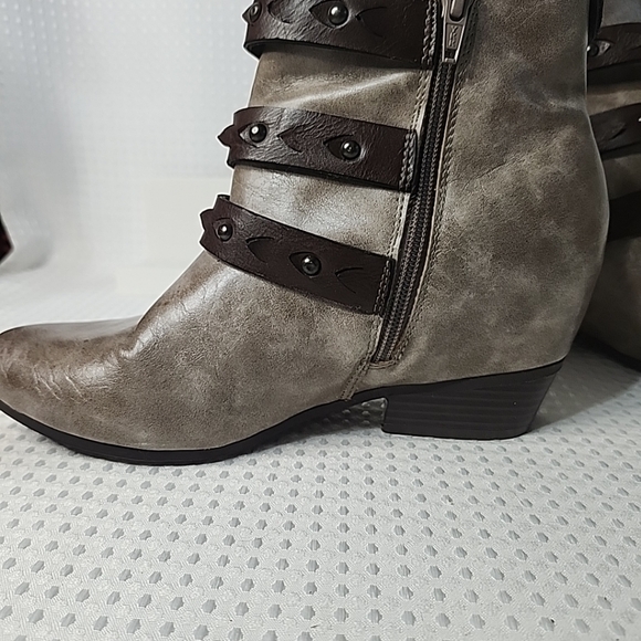 Sonoma Goods For Life Boots Womens 9M Ankle Booties Beige Faux Leather Buckle - Picture 4 of 9